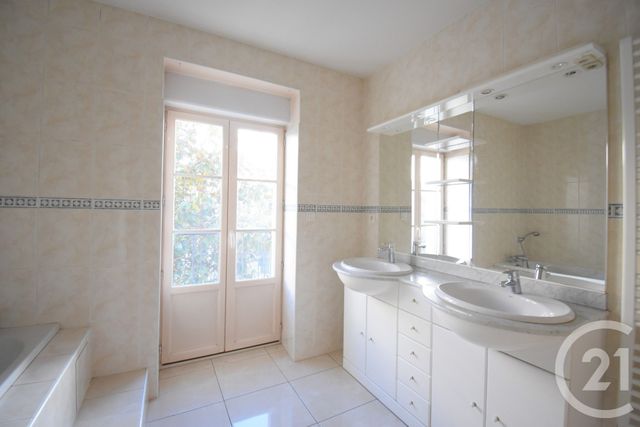 Appartement F3 à vendre - 3 pièces - 126.34 m2 - VICHY - 03 - AUVERGNE - Century 21 Gnt Immobilier