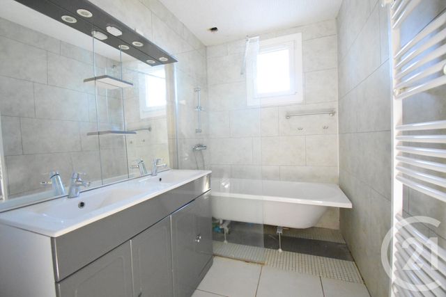 maison à vendre - 5 pièces - 117.58 m2 - ST SYLVESTRE PRAGOULIN - 63 - AUVERGNE - Century 21 Gnt Immobilier